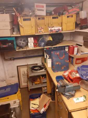 Kellerraum mit Regalen, Werkzeug, Kartons, Kisten und verschiedenen Bastelmaterialien.